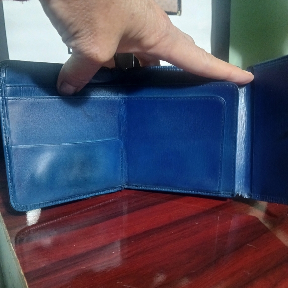 LV Double Snap Epi Wallet - Picture 9 of 16